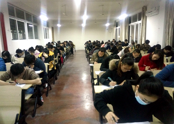 業(yè)務(wù)考試，促進(jìn)成長——記高中部教師業(yè)務(wù)知識考試