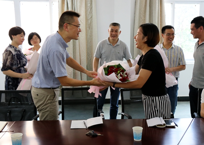 縣委常委、紀委書記酈森迪一行慰問外語學校老師