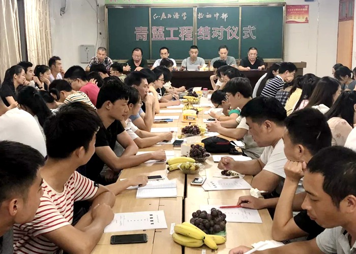 初中部啟動2018年“青藍工程”師徒結對儀式