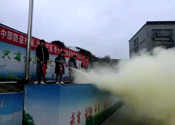 法制副校長(zhǎng)應(yīng)邀來(lái)校開展安全教育講座