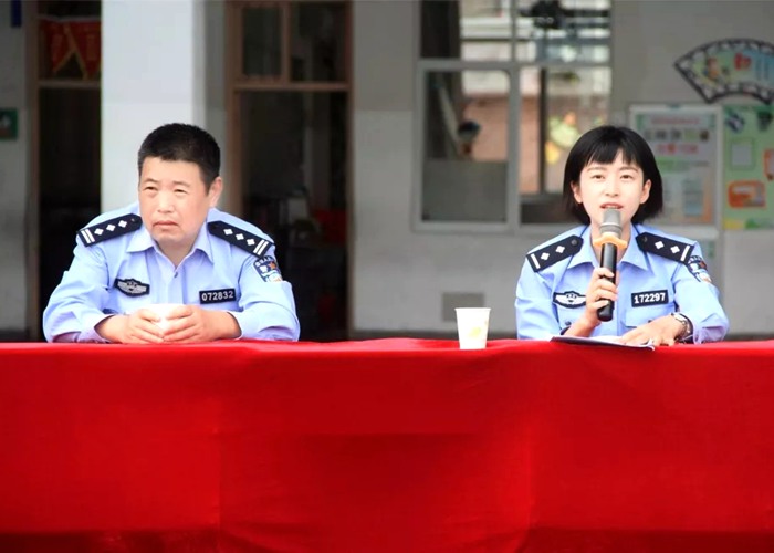 警官走進小學給孩子們上法制教育課