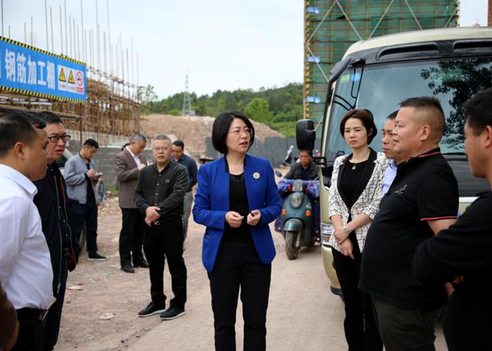 縣委書記林虹一行蒞臨我校初中部調研新校區建設工作